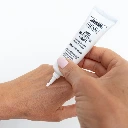 GUAM Seatherapy gegen dunkle Hautflecken  30ml 1120 Tube Anwendung.webp